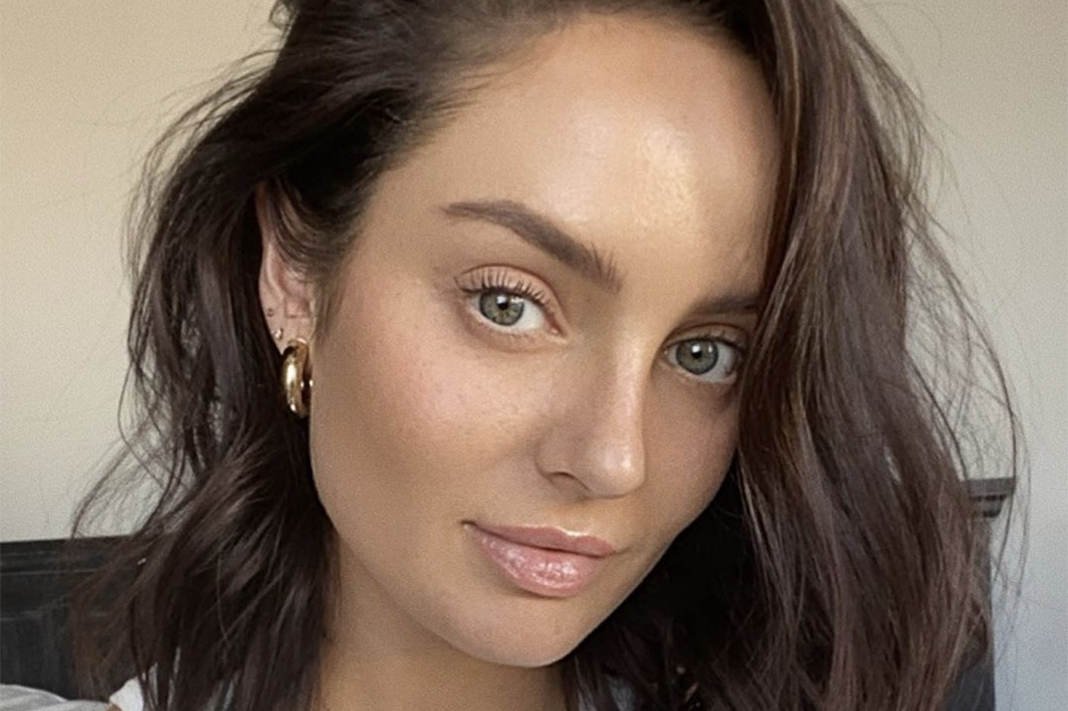 Enhance Your Natural Beauty With This Simple Faux Freckle Tutorial Amodrn